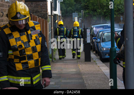 Londres, Royaume-Uni. 1er juillet 2013. Chef des pompiers dans le les lieux du pneu roue & Co à Kensal Green après un incendie dans les bouteilles de gaz qui ont été exposés à la chaleur, à l'origine des services d'urgence afin de créer une zone d'exclusion autour de l'incident. Crédit : Paul Davey/Alamy Live News Banque D'Images