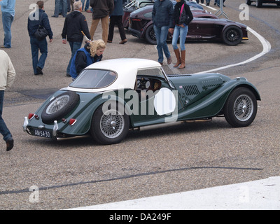 Le Morgan plus four 1961, AM-54-30, présenté au Nationaal Oldtimer Festival de Zandvoort en 2010, est un roadster britannique classique. La voiture présente un design élégant typique de l'artisanat de Morgan au début des années 1960, soulignant l'accent mis par la marque sur les voitures de sport légères. Banque D'Images