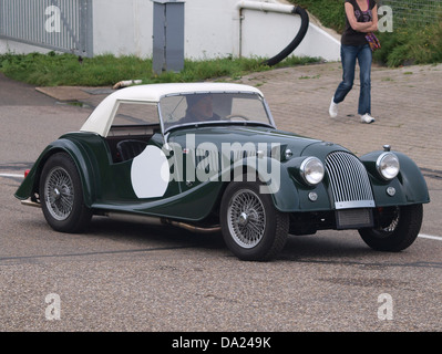La Morgan plus four 1961, photographiée au Nationaal Oldtimer Festival 2010 à Zandvoort, est une voiture de sport britannique classique. Réputé pour son savoir-faire et son design élégant, il représente une ère d'or de l'ingénierie automobile. Banque D'Images