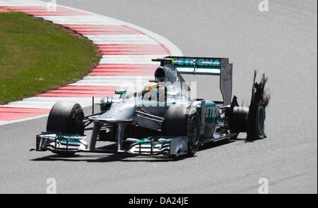 Silverstone, UK. 30 Juin, 2013. Dans le huitième tour du Grand Prix de Grande-Bretagne 2013 (Silverstone) Lewis Hamilton a été le premier de quatre pneus à perforer dans l'événement. © Ryan Haines/Alamy Live News Banque D'Images