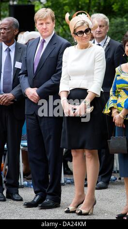 Amsterdam, Pays-Bas. 1er juillet 2013. Le roi Willem-Alexander et maxima des Pays-Bas La reine assister à la cérémonie de commémoration de la fin de l'esclavage il y a 150 ans à l'esclavage National Monument à Amsterdam, Pays-Bas, 1 juillet 2013. Photo : Patrick van Katwijk/dpa/Alamy Live News Banque D'Images