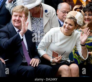 Amsterdam, Pays-Bas. 1er juillet 2013. Le roi Willem-Alexander et maxima des Pays-Bas La reine assister à la cérémonie de commémoration de la fin de l'esclavage il y a 150 ans à l'esclavage National Monument à Amsterdam, Pays-Bas, 1 juillet 2013. Photo : Patrick van Katwijk/dpa/Alamy Live News Banque D'Images