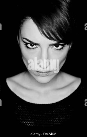 Pommettes incroyables et clavicule. une fille très en colère à la recherche en noir et blanc Banque D'Images