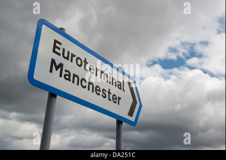 Un panneau routier indiquant la direction de l'Euroterminal dans Manchester Trafford Park tourné contre un moody sky (usage éditorial uniquement) Banque D'Images