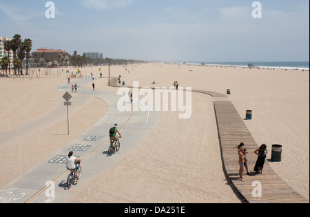 Chemin et piste cyclable sur la plage de Santa Monica Banque D'Images