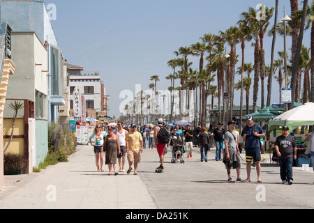 Marcher le long de la promenade de Venice Beach Banque D'Images