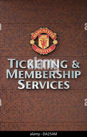 Le mur de la billetterie et les services aux membres de l'immeuble de bureaux Manchester United Football Club (usage éditorial uniquement). Banque D'Images