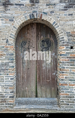 Un portrait de Mao peint sur la porte dans l'un des nombreux villages antiques de Guilin Chine Banque D'Images