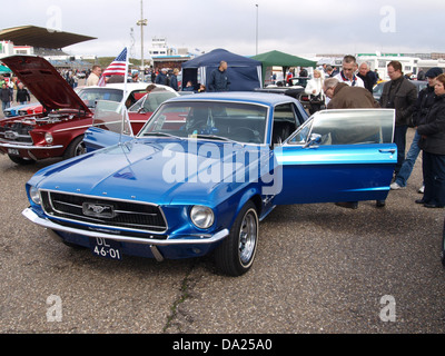 La Ford Mustang 289 1967, exposée au Nationaal Oldtimer Festival à Zandvoort, est un exemple classique de muscle cars américain. La Mustang 289 était connue pour son puissant moteur V8 et son design distinctif. Banque D'Images