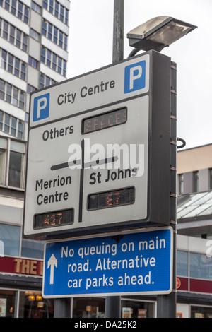 Parcs Voiture direction montrant deux parkings nommé avec les chiffres de places disponibles et "Autres" avec le mot "pas". Banque D'Images