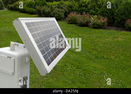 Panneau solaire sur pelouse résidentielle Banque D'Images