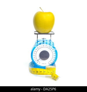 Une pesée balance de cuisine pomme jaune sur le concept de perte de poids : Banque D'Images