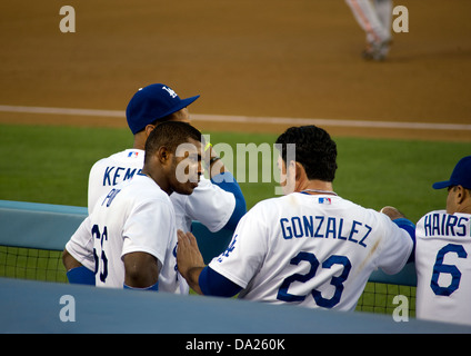 Yasiel Puig de les Dodgers de Los Angeles reçoit les conseils de son coéquipier Adrian Gonzalez en pirogue. Banque D'Images