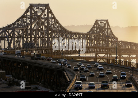 Rouleaux de trafic à travers le réseau San Francisco Oakland Bay Bridge, qui a depuis été démoli et remplacé. Banque D'Images