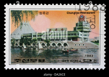 Corée - circa 1983 : timbre imprimé en Corée montre Restaurant Chongryu à Pyongyang, vers 1983 Banque D'Images