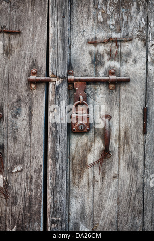 Cadenas rouillé sur une vieille porte de bois de l'indian house Banque D'Images