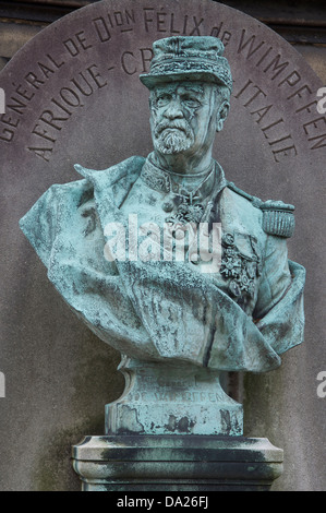 Cimetière. Un buste du Général de division Félix de Francois Hurel marque la tombe de ce soldat distingué dans le cimetière Père Llachaise. Paris, France. Banque D'Images