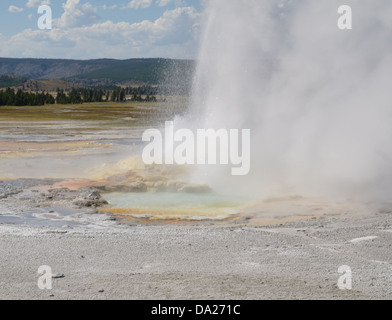 La vapeur d'eau chaude blanche détachés de clepsydre, geyser, Groupe Fontaine Geyser basin, Yellowstone, États-Unis Banque D'Images