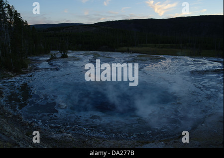 Vue du coucher de soleil Artemisia Geyser, par le trop-plein d'eau qui s'écoule vers la rivière Firehole, Groupe Cascade, Upper Geyser Basin, Yellowstone Banque D'Images