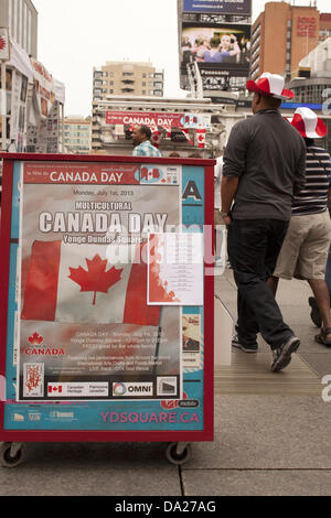 Toronto, Canada. 1er juillet 2013. Les gens qui marchent à la place Dundas Yonge multiculturel pour la fête du Canada le 1er juillet 2013 à Toronto, Canada. Crédit : Igor kisselev/Alamy Live News Banque D'Images