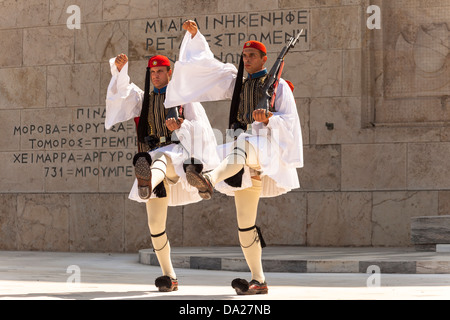 Des soldats grecs, Evzones, marchant à côté de la Tombe du Soldat inconnu, à l'extérieur du bâtiment du Parlement Européen, Athènes, Grèce Banque D'Images