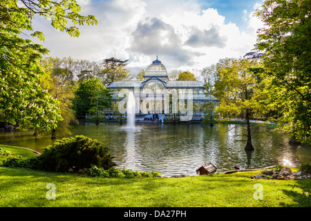 Le palais de cristal dans le parc Retiro, Madrid, Espagne. Banque D'Images