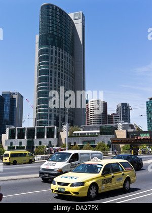 Dh MELBOURNE, AUSTRALIE MELBOURNE voiture taxi jaune des taxis et le Crown Towers Southbank Banque D'Images