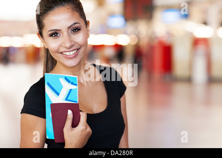 Close up portrait of young businesswoman at airport holding billet de vol. Banque D'Images