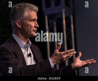 01 juillet 2013 - Aspen, Colorado, États-Unis - JEFF SMISEK, Président du Conseil, président et chef de la direction de United Airlines, traite le sujet : ''voitures volantes ? L'avenir des transports'' au cours de l'Aspen Festival Idées.(Image Crédit : © Brian Cahn/ZUMAPRESS.com) Banque D'Images