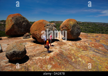 Des rochers et de touristes au sommet Malindidzimu, ou 'World's View", le Parc National de Matobo Matobo Hills, site du patrimoine mondial, l'Afrique Banque D'Images