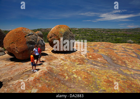 Des rochers et de touristes au sommet Malindidzimu, ou 'World's View", le Parc National de Matobo Matobo Hills, site du patrimoine mondial, l'Afrique Banque D'Images