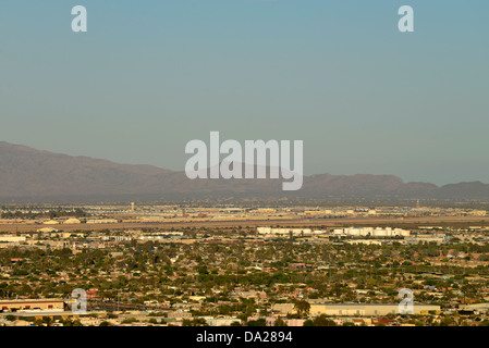 Les bandes d'air à Davis Monthan Air Base Forde et réservoirs de la raffinerie à Tucson, Arizona, USA. Banque D'Images