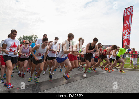 Glissières de décoller de la ligne de départ au cours de la 10K Run Ottawa à Ottawa (Ontario), le 1er juillet 2013 Banque D'Images