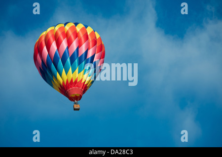 Une montgolfière aux couleurs vives avec un fond bleu ciel Banque D'Images