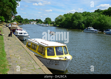 Riverside, rivière Thames, Sunbury-on-Thames, Surrey, Angleterre, Royaume-Uni Banque D'Images