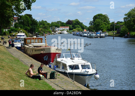 Riverside, rivière Thames, Sunbury-on-Thames, Surrey, Angleterre, Royaume-Uni Banque D'Images