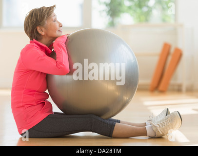 Senior woman exercising with fitness ball Banque D'Images