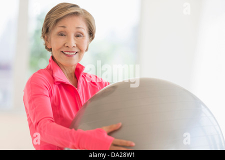 Senior woman exercising with fitness ball Banque D'Images