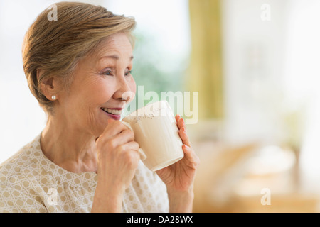 Senior woman à partir de mug Banque D'Images