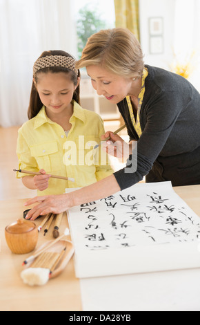 Grand-mère et petite-fille (8-9) peinture symboles japonais Banque D'Images