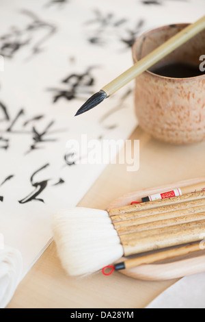 Pinceaux de calligraphie, encre et script japonais Banque D'Images