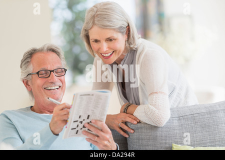 Senior couple doing crossword Banque D'Images