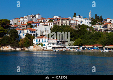 L'île de Skiathos en Grèce. Vue de la zone de Plakes et le vieux port. Banque D'Images