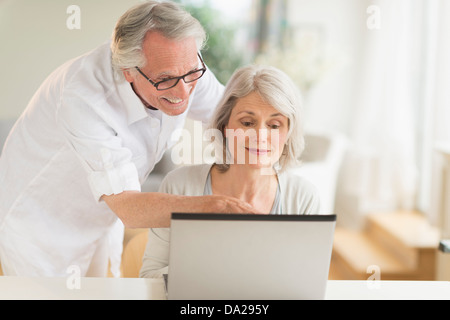 Senior couple using laptop Banque D'Images