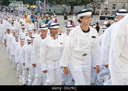 Les nouveaux étudiants de l'Académie navale américaine connue sous le nom de l'académie en mars plèbe durant l'induction Day le 27 juin 2013, à Annapolis, MD. Journée d'intégration commence lorsque la plèbe entrants sont émises des uniformes, étant donné les examens médicaux, l'enregistrement complet, recevoir des coupes de cheveux et apprenez à saluer. Banque D'Images