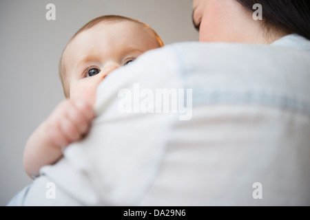 Mother holding baby girl (6-11 mois) Banque D'Images