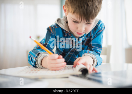 Portrait of boy (4-5) écrit au crayon Banque D'Images