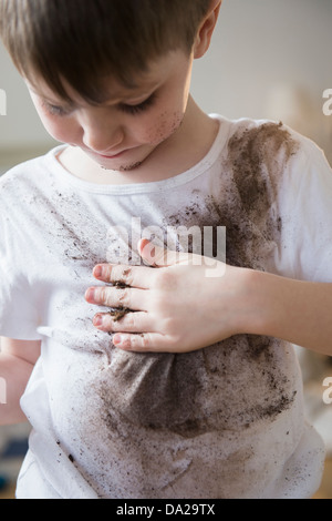 Portrait of boy (4-5) en t-shirt sale Banque D'Images