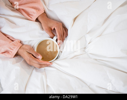 View of woman's hands holding coffee mug Banque D'Images