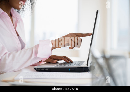 Woman working on laptop Banque D'Images